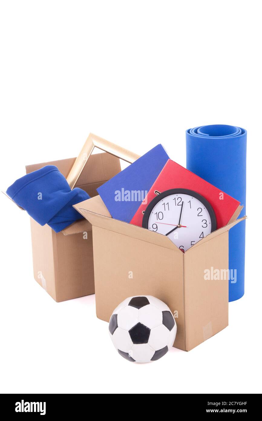 cajas de cartón con cosas listas para el día en movimiento aisladas sobre  fondo blanco Fotografía de stock - Alamy