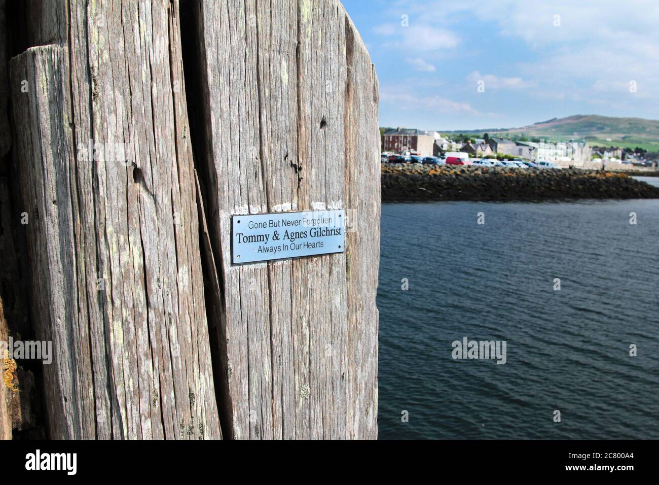 Una placa conmemorativa es un clavo para el muelle abandonado en la ciudad de vacaciones de Helensburgh, situado en el Firth de Clyde. Debe haber sido el lugar favorito de las parejas. Alan Wylie/ALAMY © Foto de stock