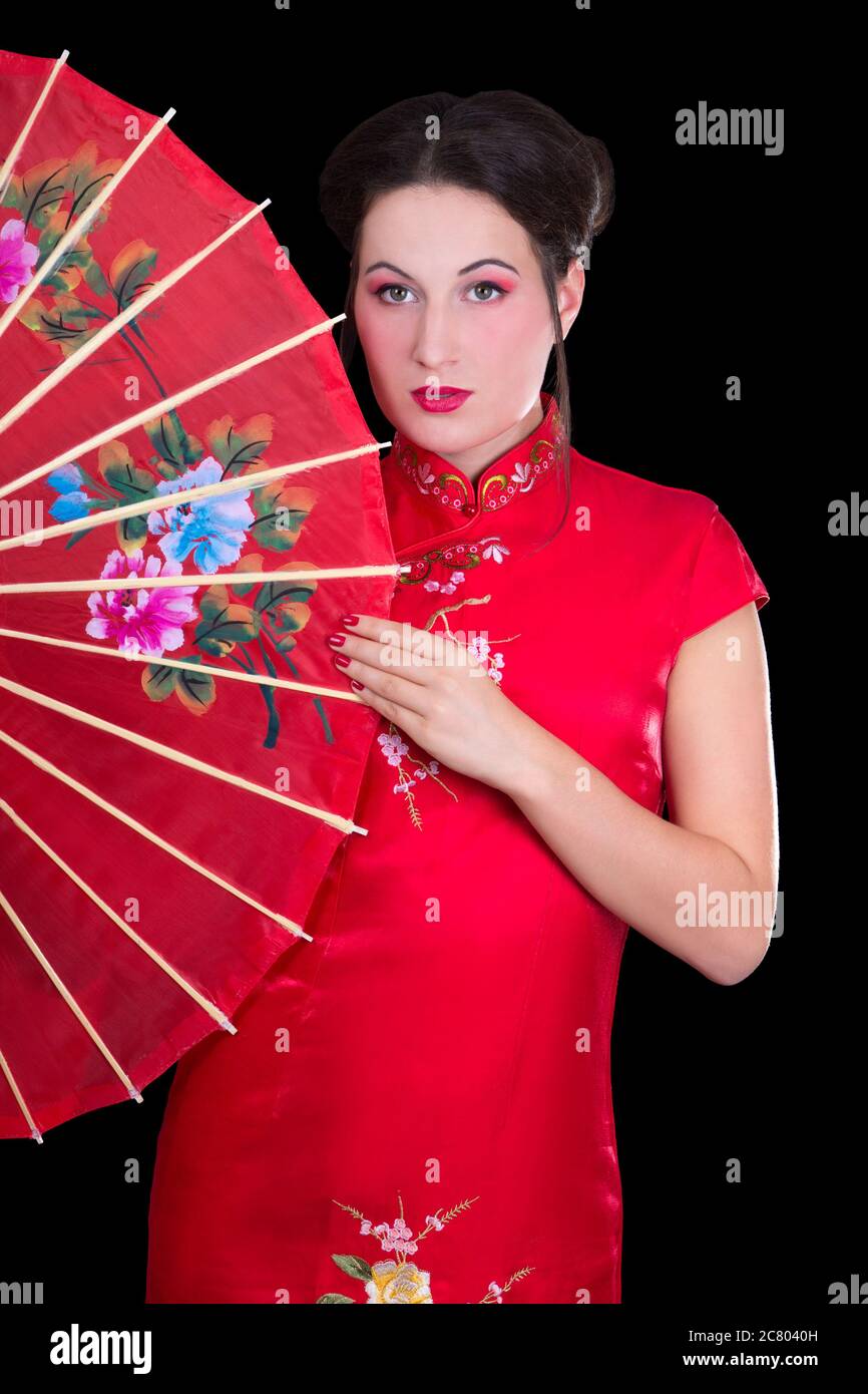 retrato de la joven hermosa geisha en rojo japonés vestido con ventilador  Fotografía de stock - Alamy