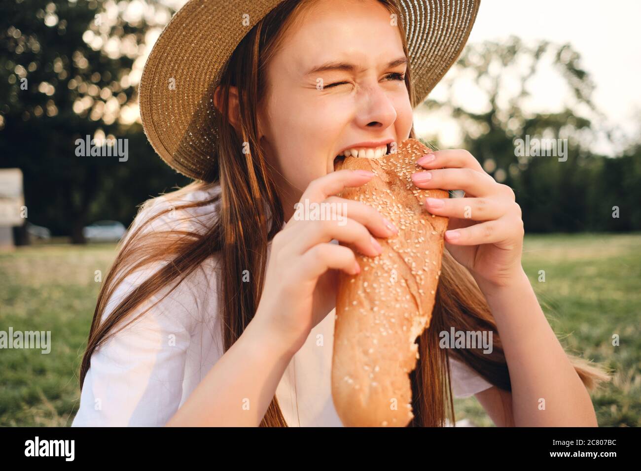 Retrato Da Menina Apaixonado Que Come O Bacon Do Queijo Imagem de Stock -  Imagem de adulto, forma: 56160175