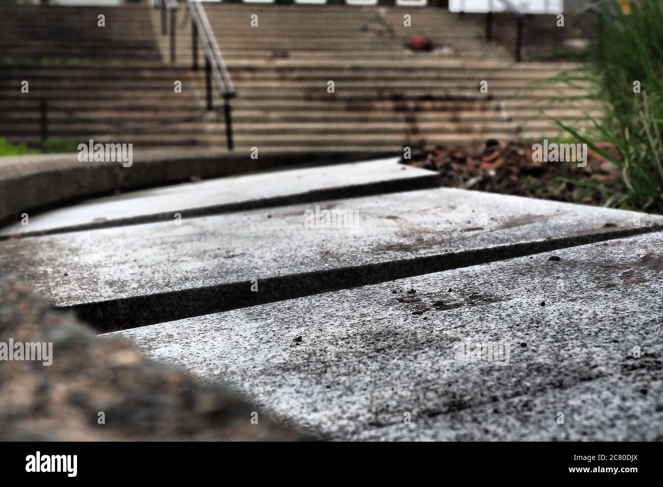 Cierre de asientos de cemento en un parque Fotografía de stock - Alamy