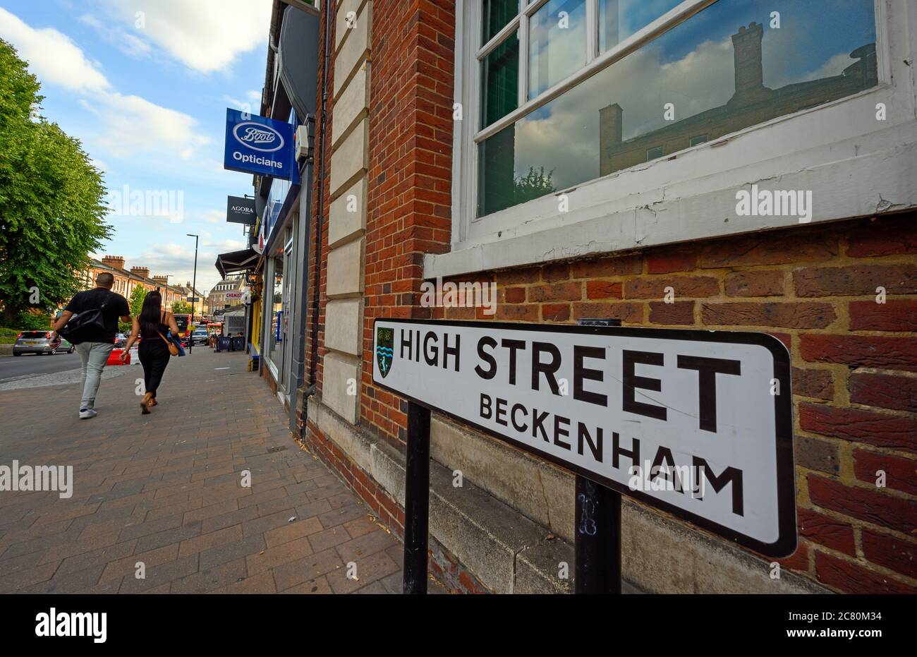 Beckenham (Gran Londres), Kent, Reino Unido. Beckenham High Street con el  cartel de High Street. Vista del pavimento (acera) mostrando tiendas y  peatones Fotografía de stock - Alamy