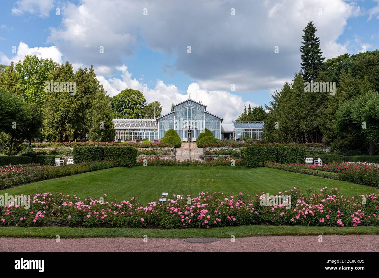 Jardín de invierno verdor detrás de jardín de rosas en Helsinki, Finlandia Foto de stock