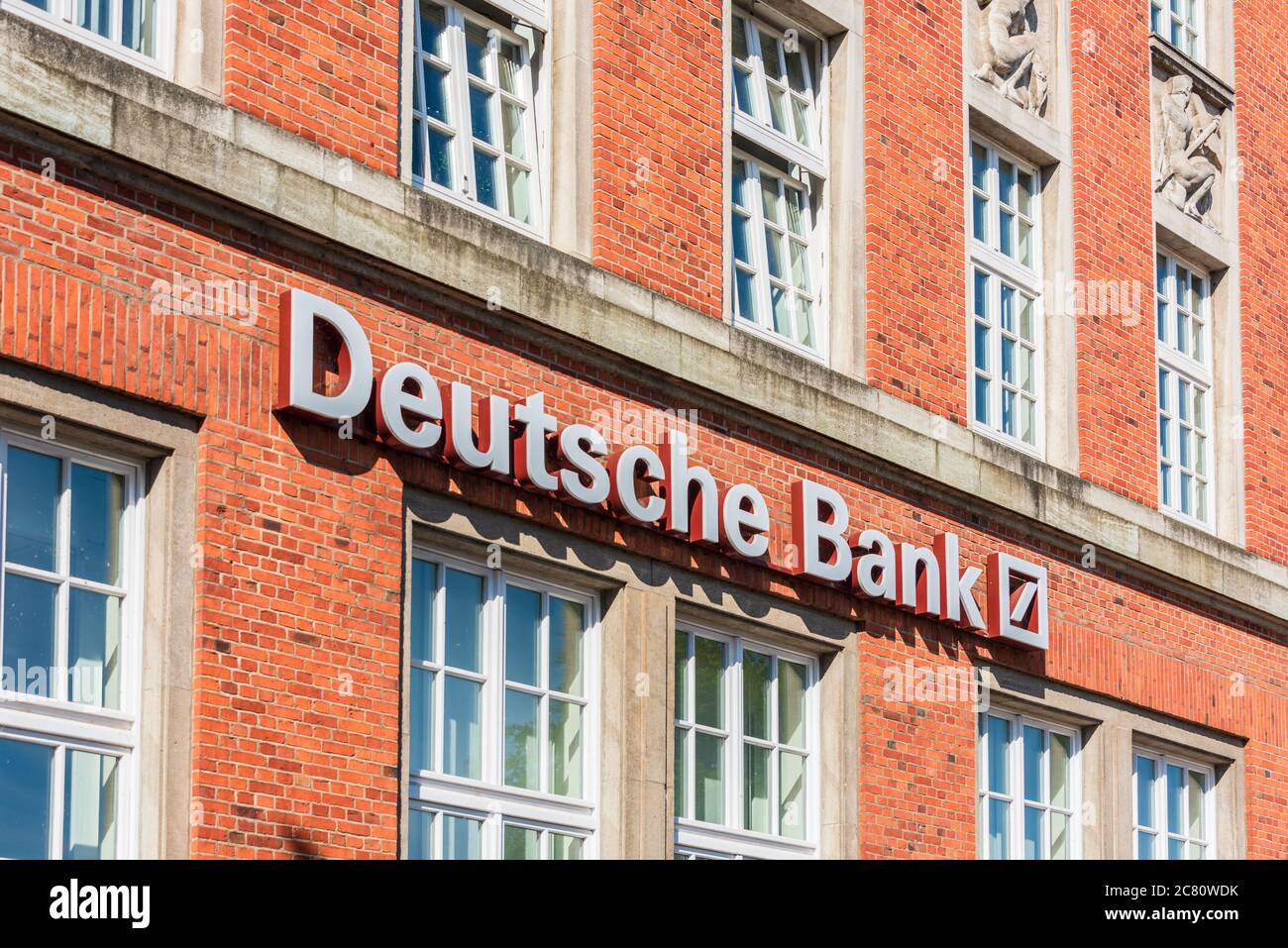Schriftzug der Deutschen Bank un einer Hausfassade Foto de stock