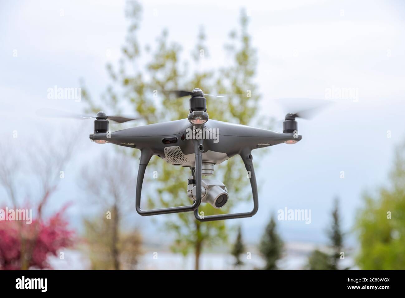 Drones voladores con cámara en el cielo. Drones que utilizan para la mayoría de los fines de la gama. Uno de ellos es tomar una foto o un video en el cielo Foto de stock