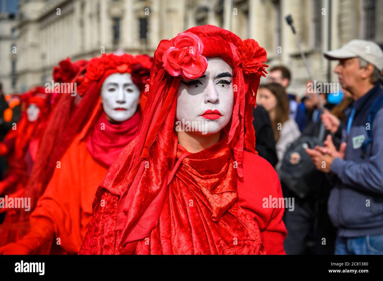 LONDRES - 18 DE OCTUBRE de 2019: Cierre de manifestantes de la Brigada Roja en una marcha de protesta por la rebelión de extinción Foto de stock