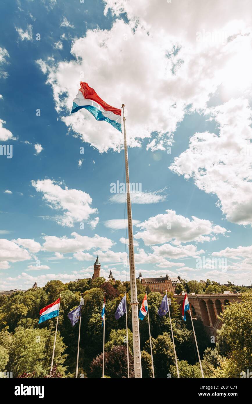 La bandera nacional de luxemburgo ondeando sobre el valle del Petrusse Foto de stock