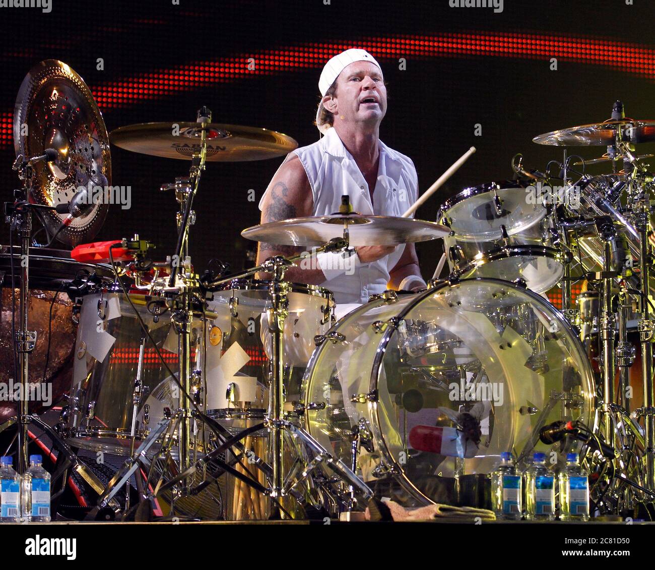 El baterista de Red Hot Chili Pepper Chad Smith actúa con el resto de la banda en el BankAtlantic Center cerca de Fort Lauderdale, Florida. Foto de stock