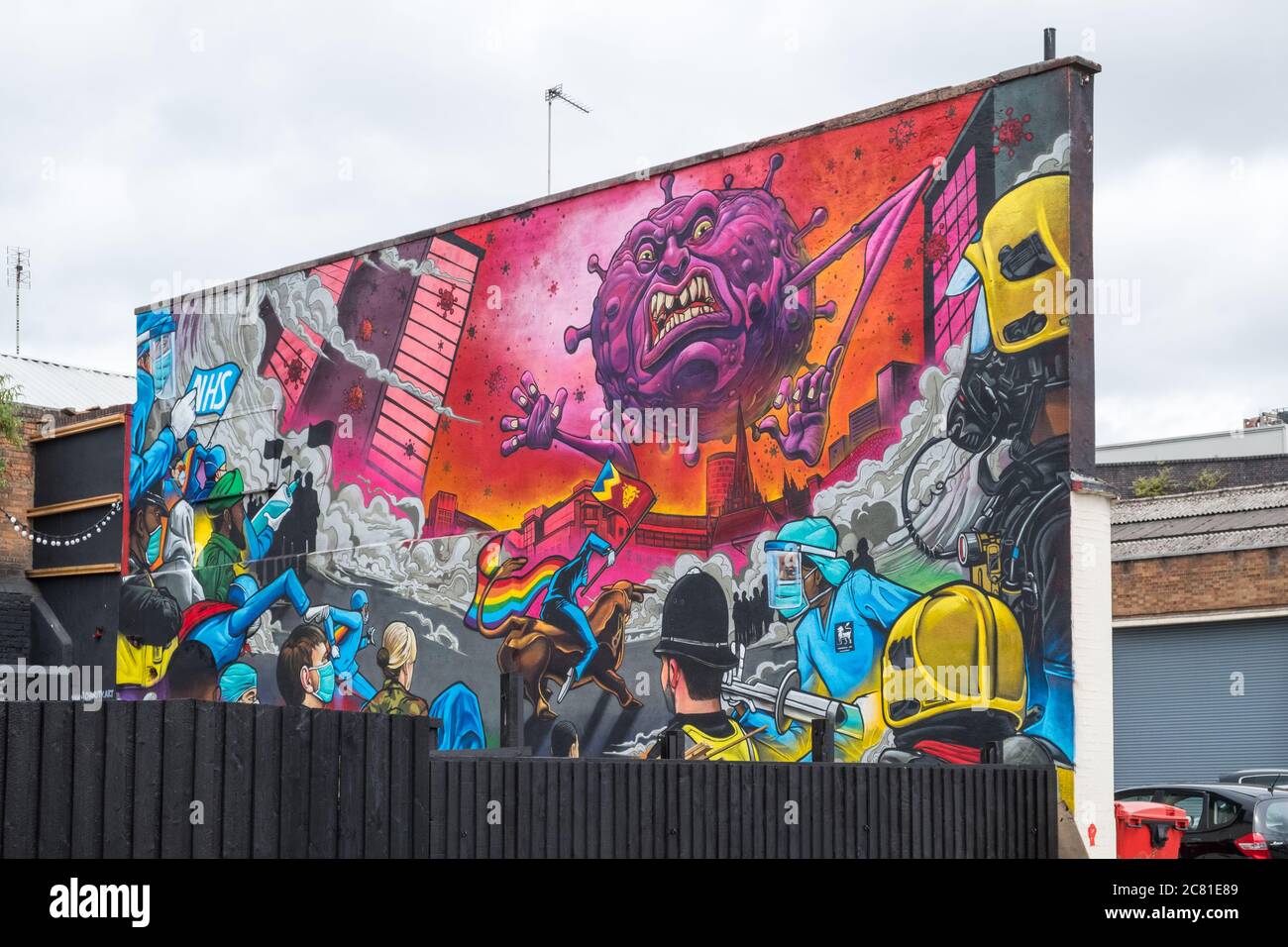 Obra de arte de Forward In Unity del artista de graffiti Josh Billingham aka Gent 48 en Digbeth, Birmingham celebrando a los trabajadores clave y al personal de primera línea en pandemia Foto de stock