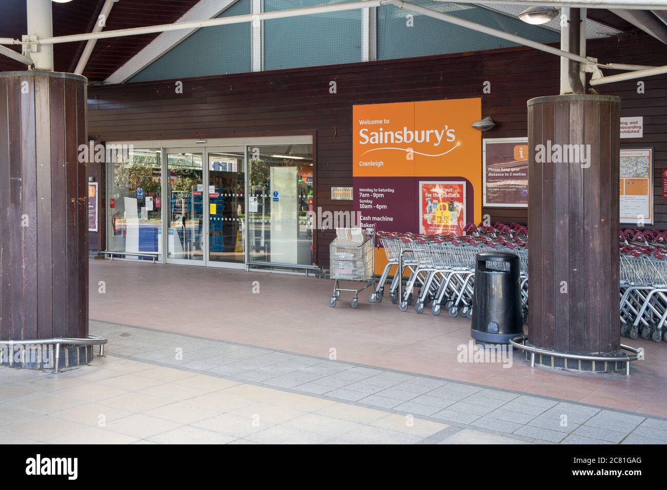 Entrada de la tienda de sainsburys fotografías e imágenes de alta
