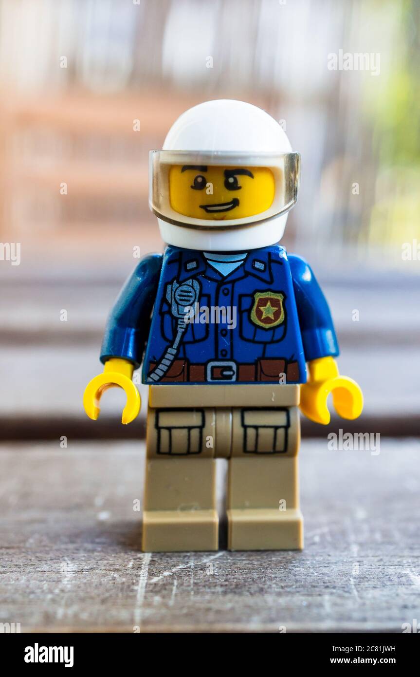 POZNAN, POLONIA - 04 de julio de 2020: Oficial de policía de LEGO figura  con casco de pie sobre una superficie de madera Fotografía de stock - Alamy