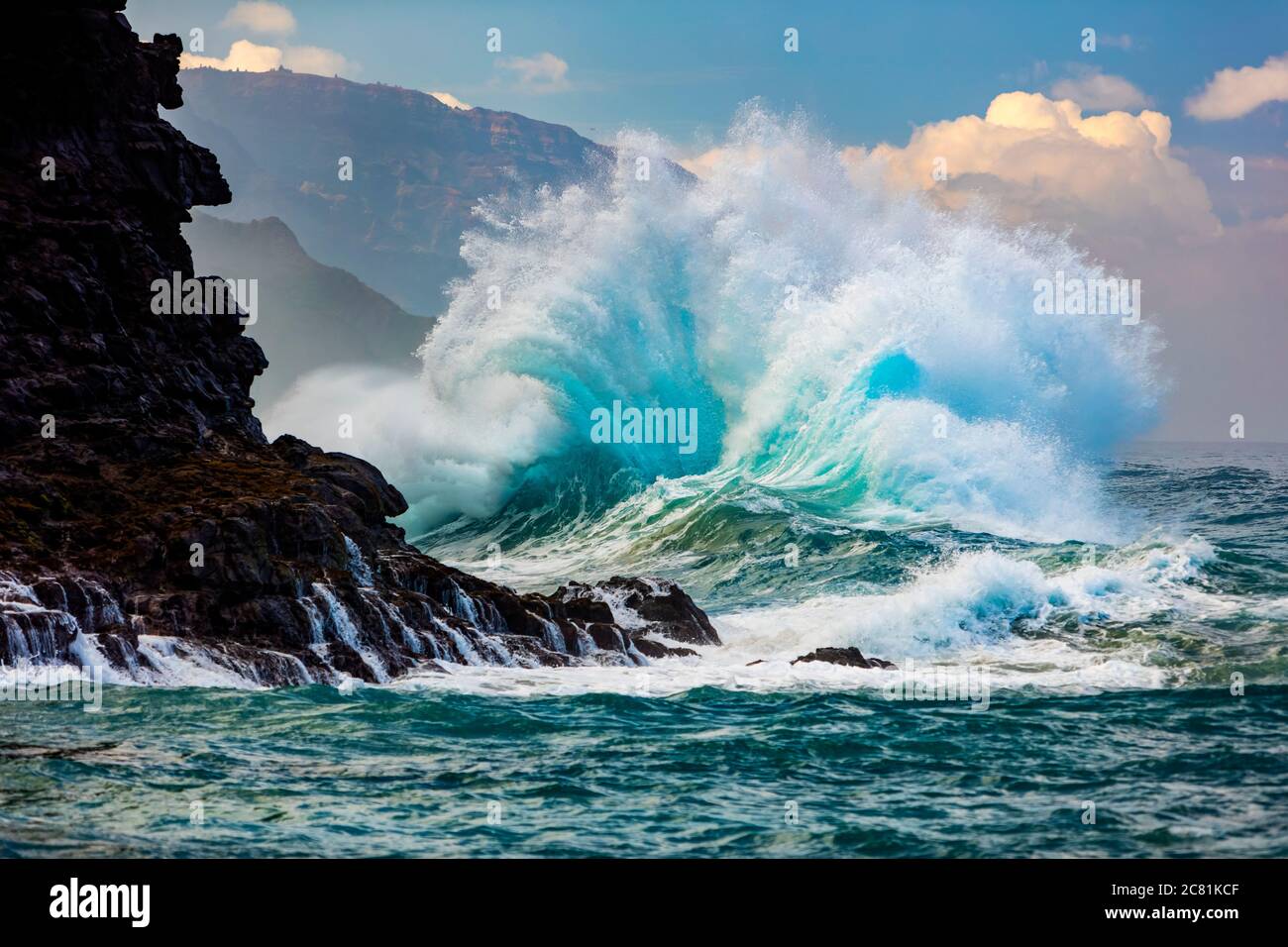 Grandes olas en la costa Na Pali de las islas hawaianas; Kauai, Hawaii, Estados Unidos de América Foto de stock