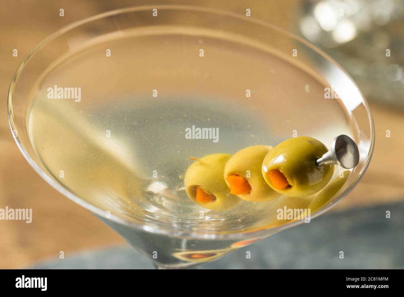 Martinis de borraja tradicional con adornamiento de oliva Foto de stock