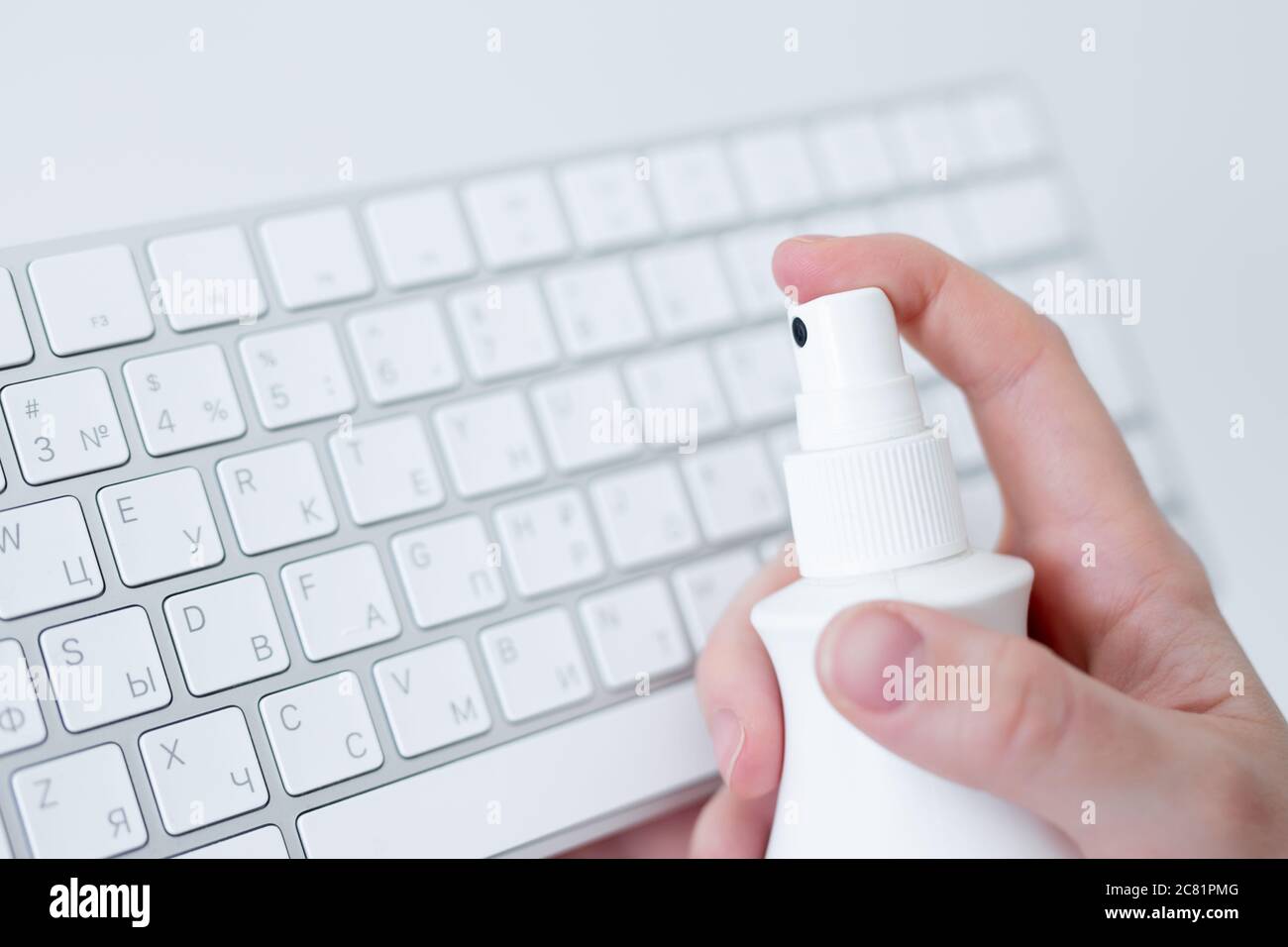pureza, protección contra coronavirus y concepto de desinfección - primer  plano de teclado masculino de limpieza de manos con spray desinfectante  Fotografía de stock - Alamy