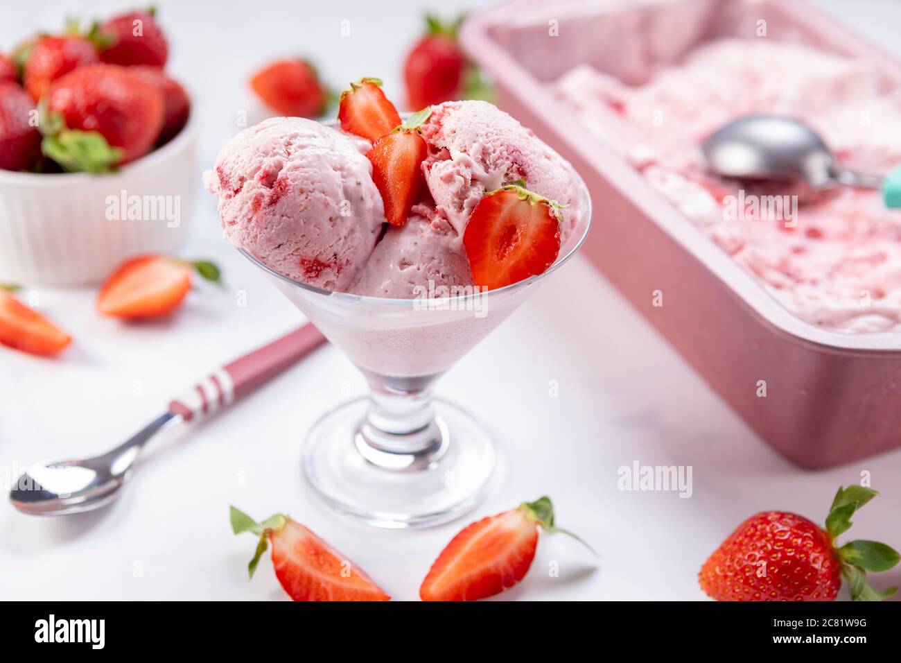 Helado de fresa casero y en forma de cuchara listo para ser servido. Foto de stock