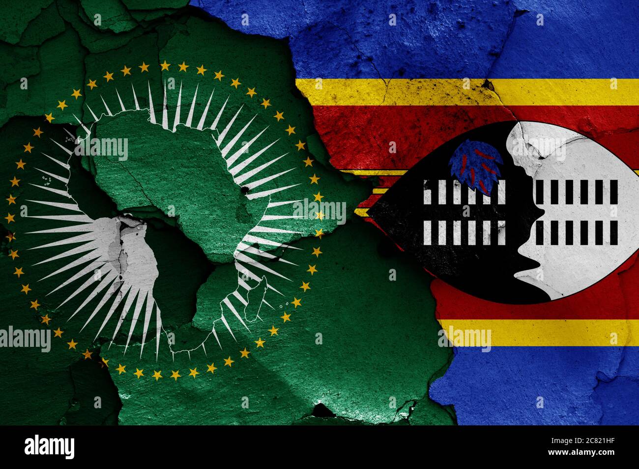 Banderas de la Unión Africana y Swazilandia pintadas en una pared agrietada Foto de stock