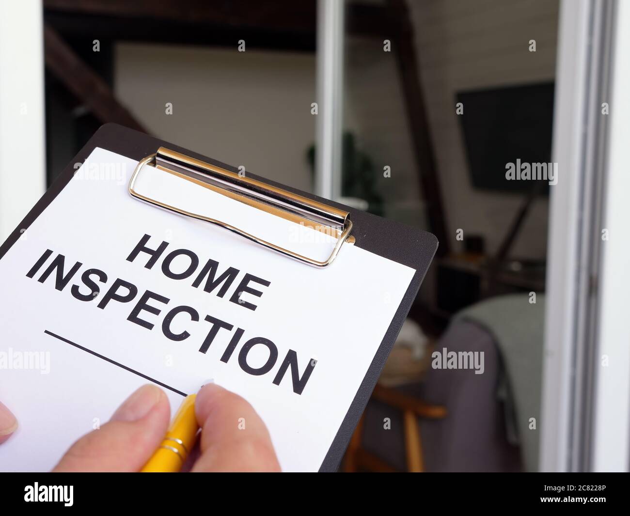 El inspector rellena el formulario de inspección del hogar. Foto de stock