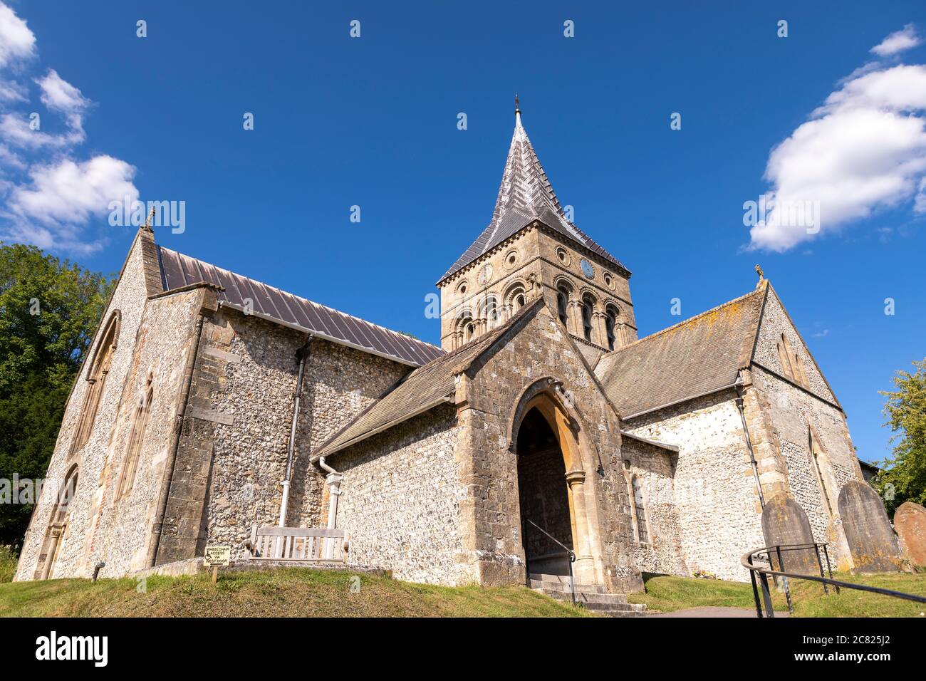 Todos los Santos Iglesia parroquial en Oriente Meon en un día de verano. Impresionante edificio de piedra enmedio de un cielo azul. Foto de stock