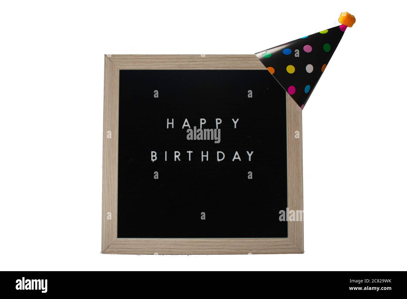 Un Signo De Abedul Enmarcado Que Dice Feliz Cumpleanos En Letras Blancas Con Un Sombrero Negro De Fiesta En La Parte Superior Sobre Un Fondo Blanco Puro Fotografia De Stock Alamy