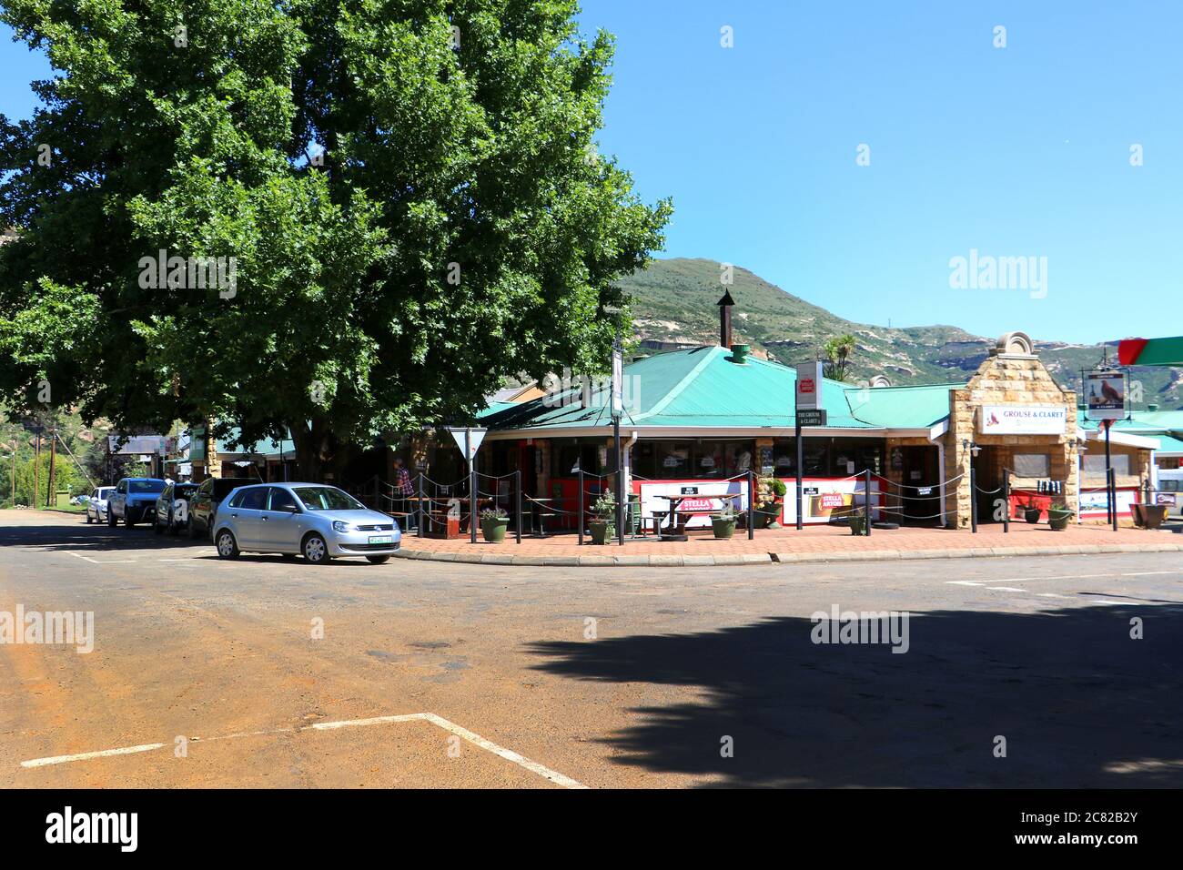 Clarens, Estado libre de Orange, Sudáfrica, 4 de enero de 2020 - Tiendas, puestos, galerías de arte y restaurantes en Clarens en el Estado libre de Orange en el Sur A. Foto de stock