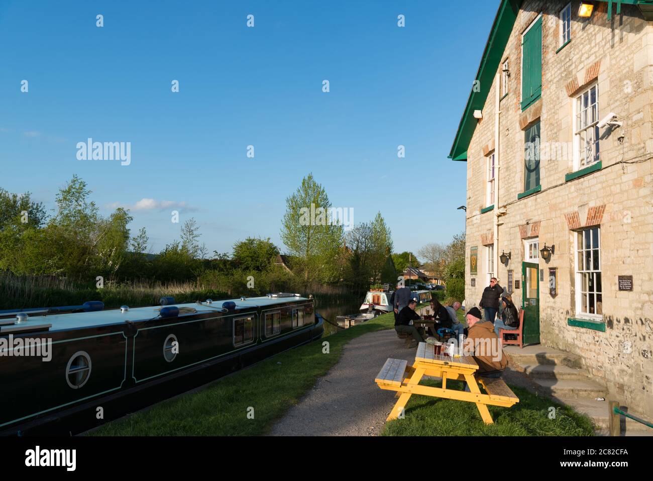 El pub Barge Inn a lo largo del canal Avon-Kennet de Bath a Honeystreet con Secret Adventures Foto de stock