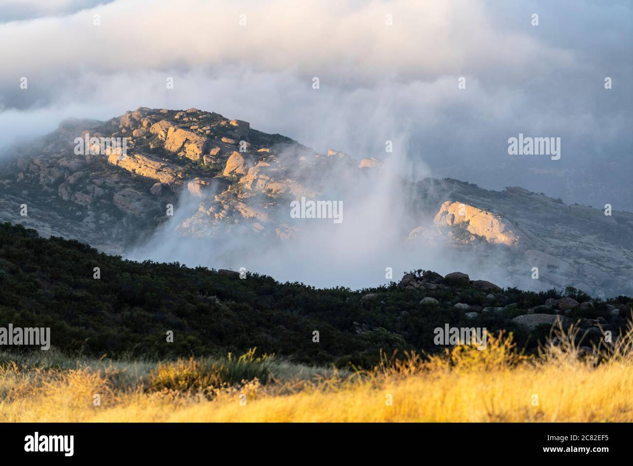 Misty Santa Susana Mountain crestas cerca de los Ángeles en Rocky Peak Park en Ventura County California. Foto de stock
