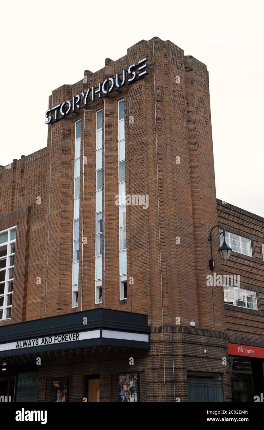 Storyhouse en el centro de la ciudad de Chester, que fue un antiguo cine Odeon y ahora es un edificio cultural de uso mixto Foto de stock