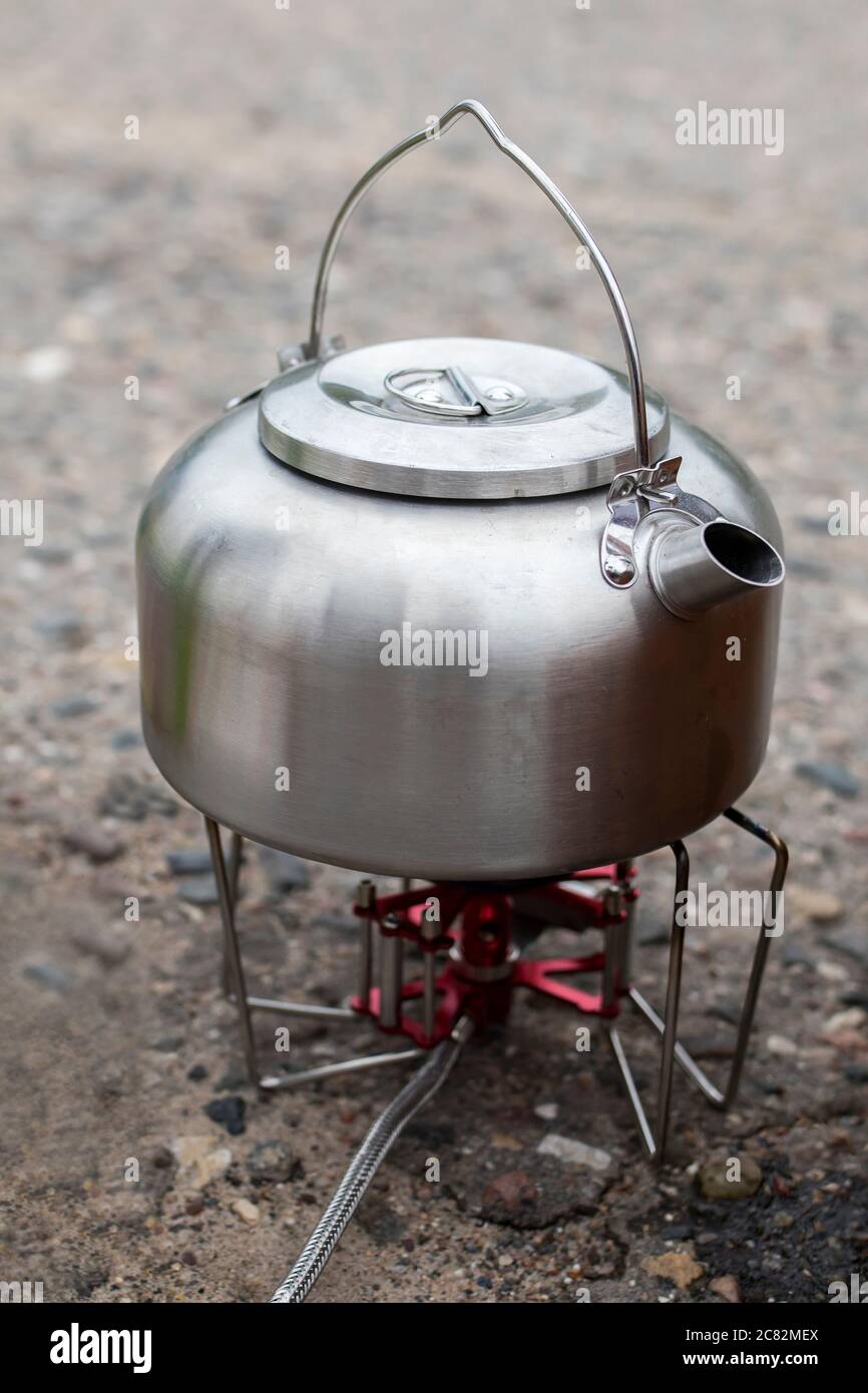 hervidor de aluminio en quemador de gas para hacer té al aire libre en la  carretera Fotografía de stock - Alamy