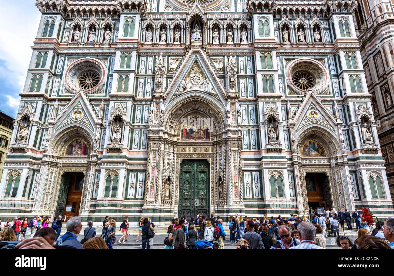 Florencia, Italia - 11 de mayo de 2014: Hermosa Catedral de Santa Maria del Fiore o Duomo, la principal atracción turística de Florencia. La gente mira la iglesia principal Foto de stock