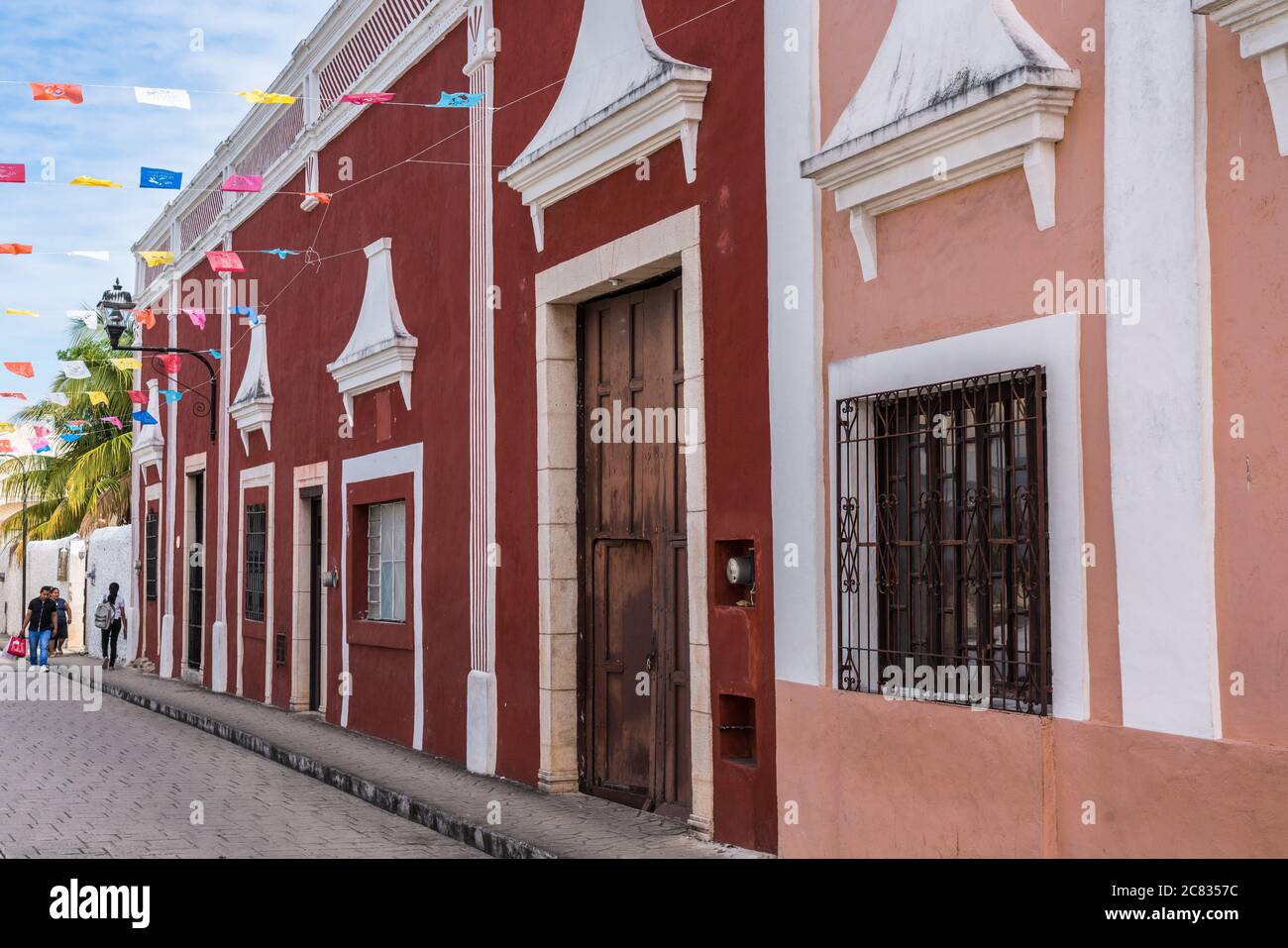 Pinturas de edificios coloniales españoles en la Calzada de los Frailes en  Valladolid, Yucatán, México Fotografía de stock - Alamy