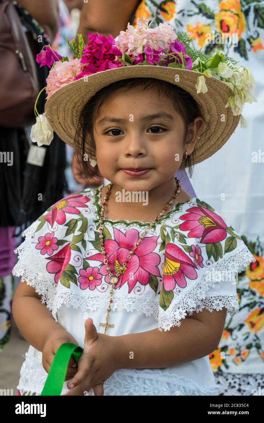 Una joven en el huso tradicional bordado festivo y sombrero florido se  prepara para la Danza de la cabeza del cerdo y de la Turquía, o Baile de la  Cabe Fotografía de