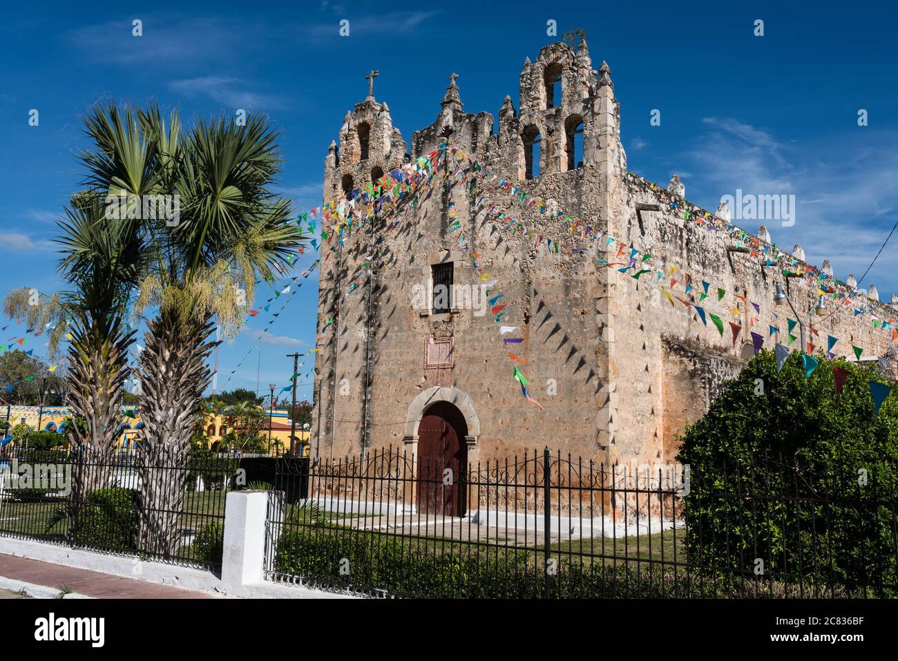 La Iglesia colonial de San Pedro el Apóstol fue construida bajo la dirección  de los frailes franciscanos en Chapab de las Flores en Yucatán, México  Fotografía de stock - Alamy