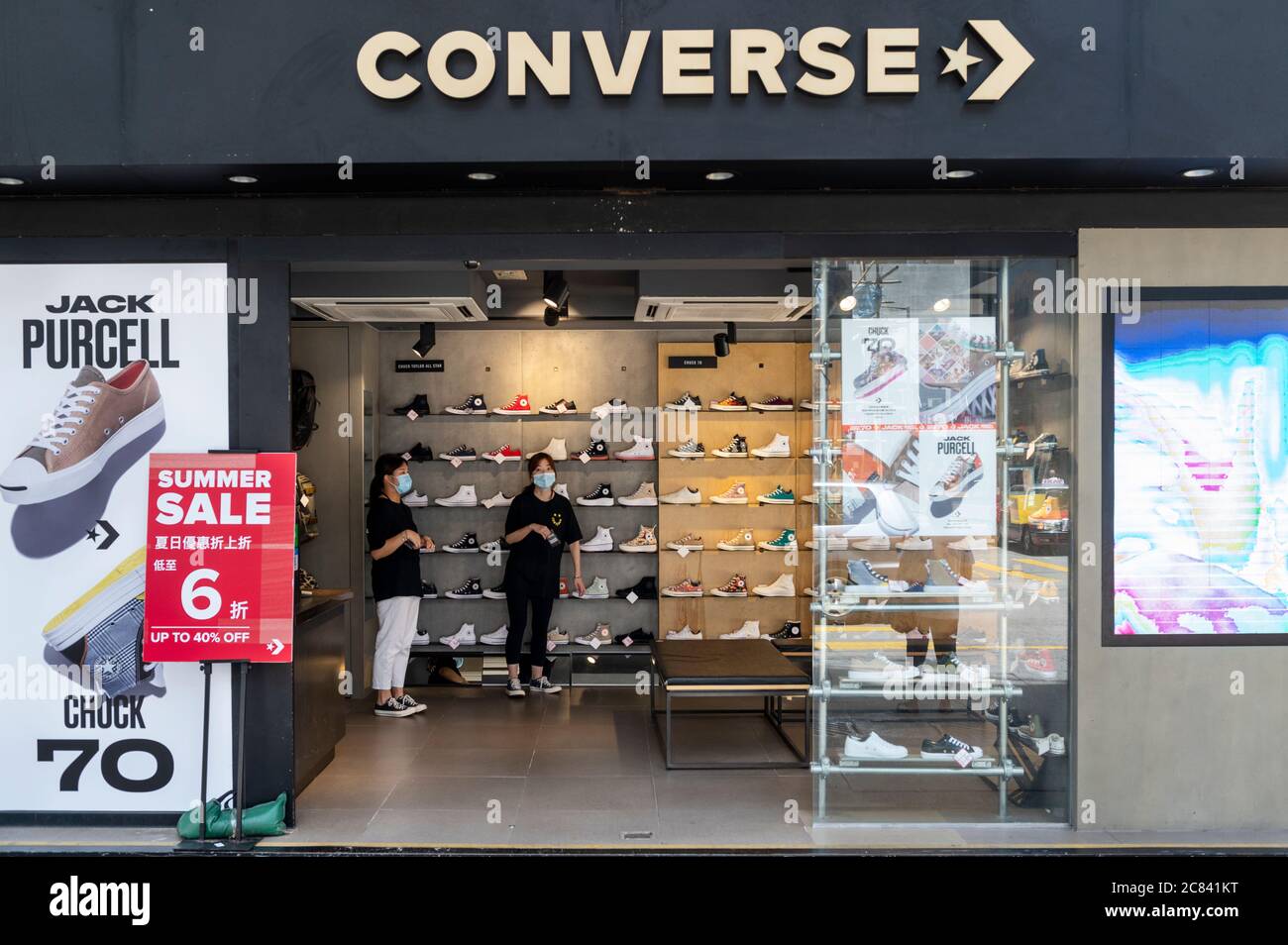 Hong Kong, China. 17 de julio de 2020. La tienda Converse de la Marca  estadounidense de zapatos vista en Hong Kong. Crédito: SOLA Images  Limited/Alamy Live News Fotografía de stock - Alamy