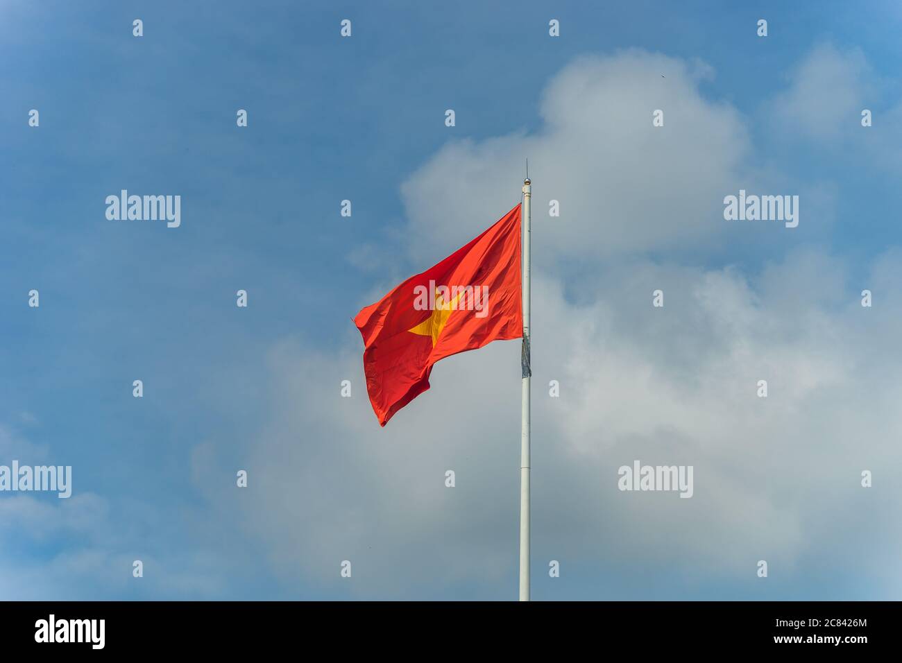 picture Bandera Roja Con Una Estrella Amarilla En El Centro https www alamy es la bandera de vietnam con un hermoso cielo y nubes bandera roja con estrella amarilla cielo azul con nubes en el fondo bandera nacional de vietnam popular image366424540 html