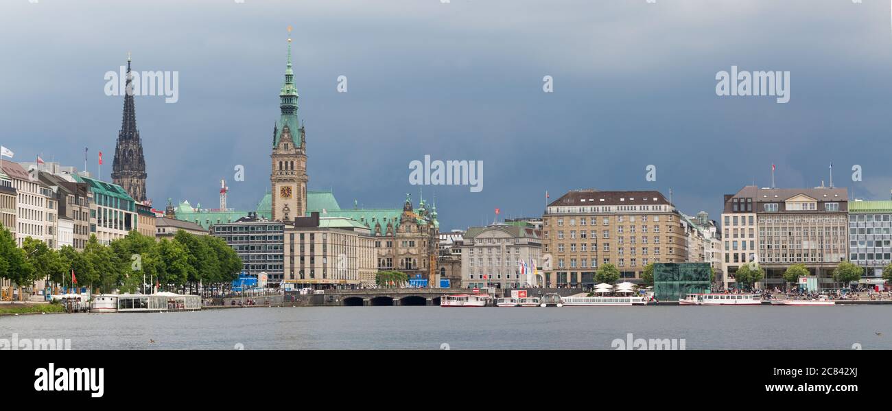 Paisaje urbano en el Binnenalster Hamburgo - con torres de la iglesia de San Nikolai y el ayuntamiento. Foto de stock