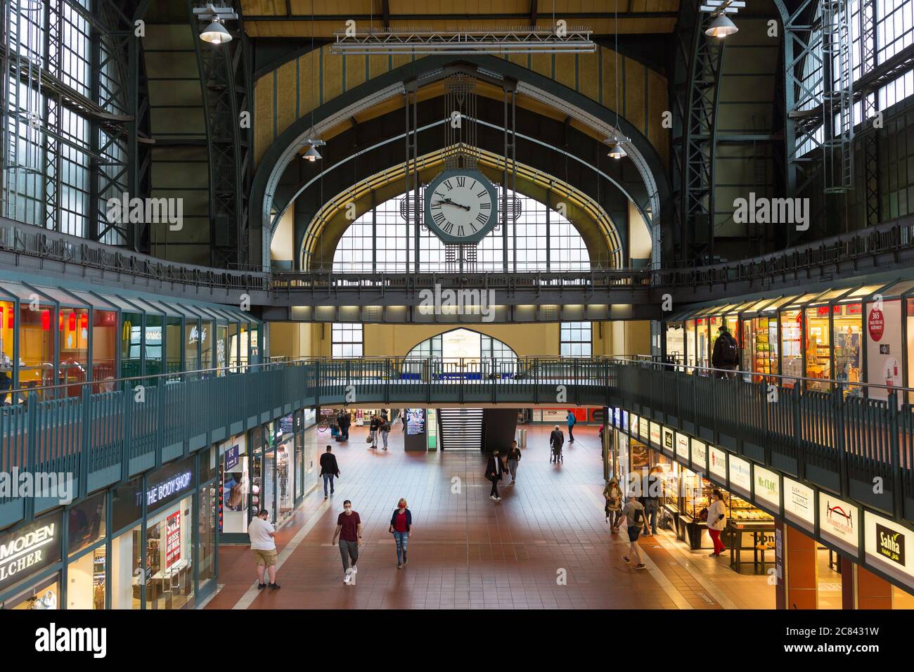 Vista interior de Hamburg Hauptbahnhof - la estación central de tren. La estación de tren de larga distancia alemana más frecuentada. Foto de stock