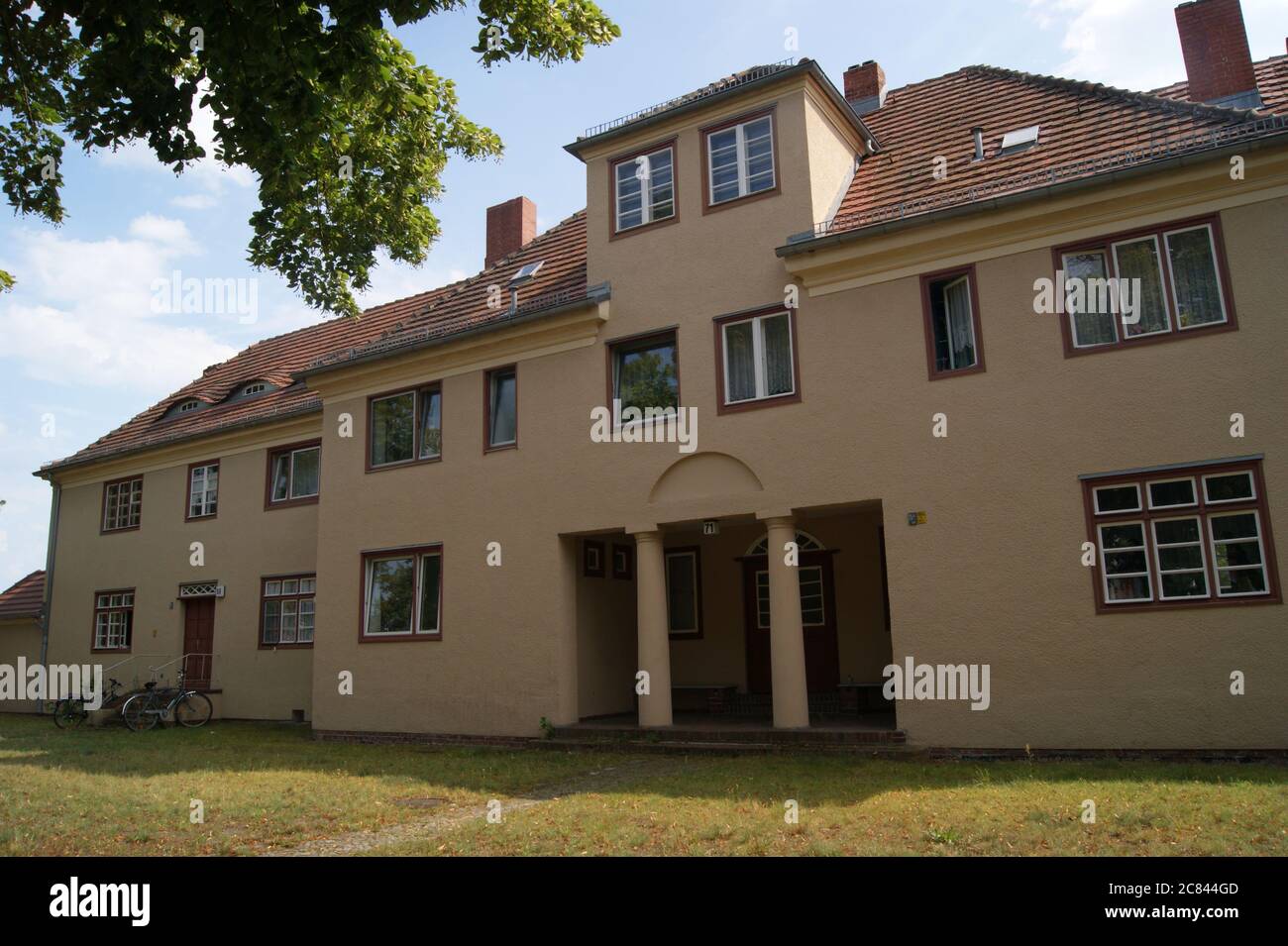 Die zwischen 1914 und 1917 nach den Entwürfen des Architekten Paul Schmitthenner errichtete Gartenstadt Staaken in Berlin-Spandau, hier: Gebäude im to Foto de stock