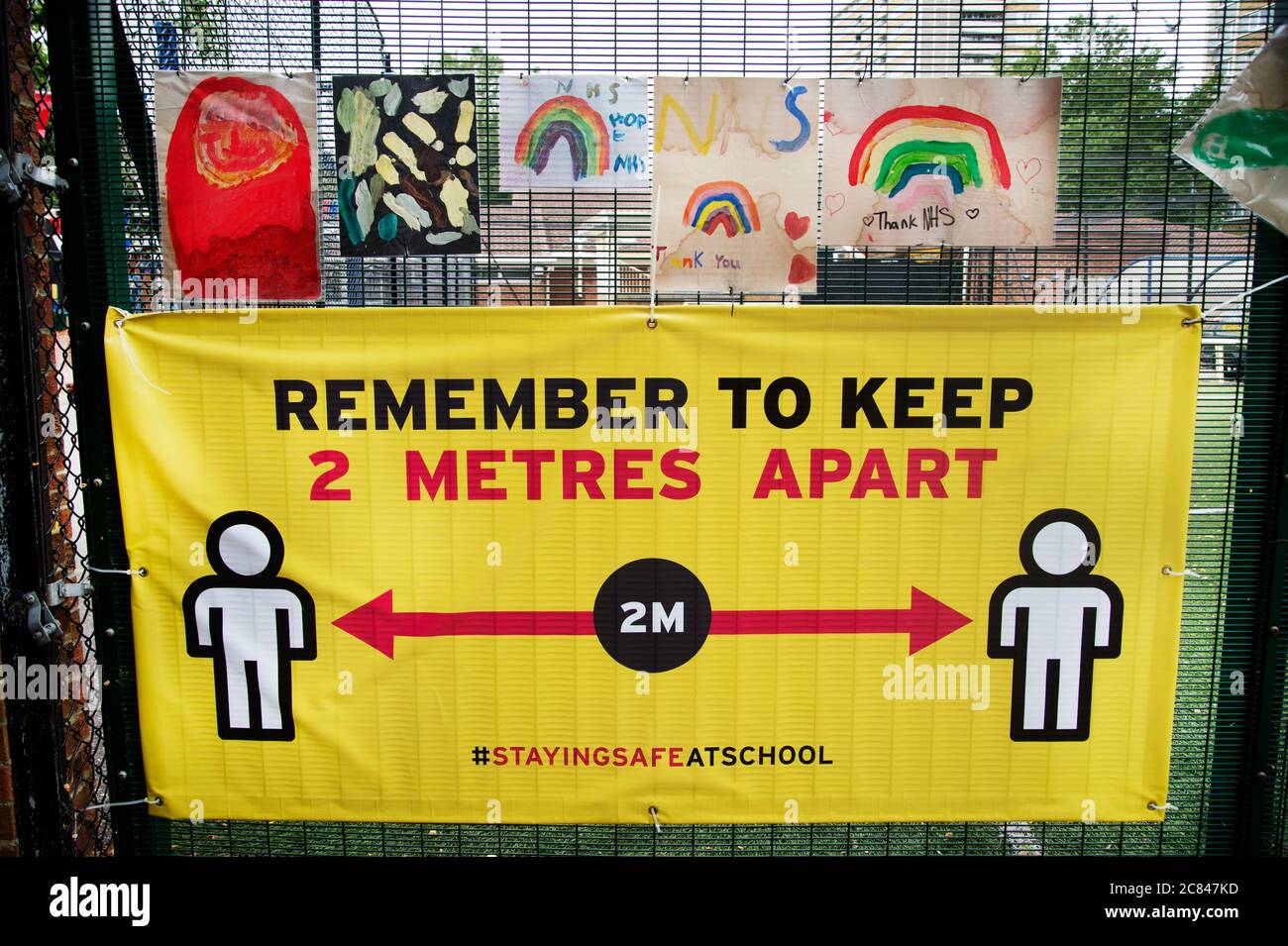 Old Street, Londres durante la pandemia, julio de 2020. Escuela Primaria de San Lucas. Arco iris pintado por los niños para agradecer al NHS y la bandera recordándole a los niños Foto de stock