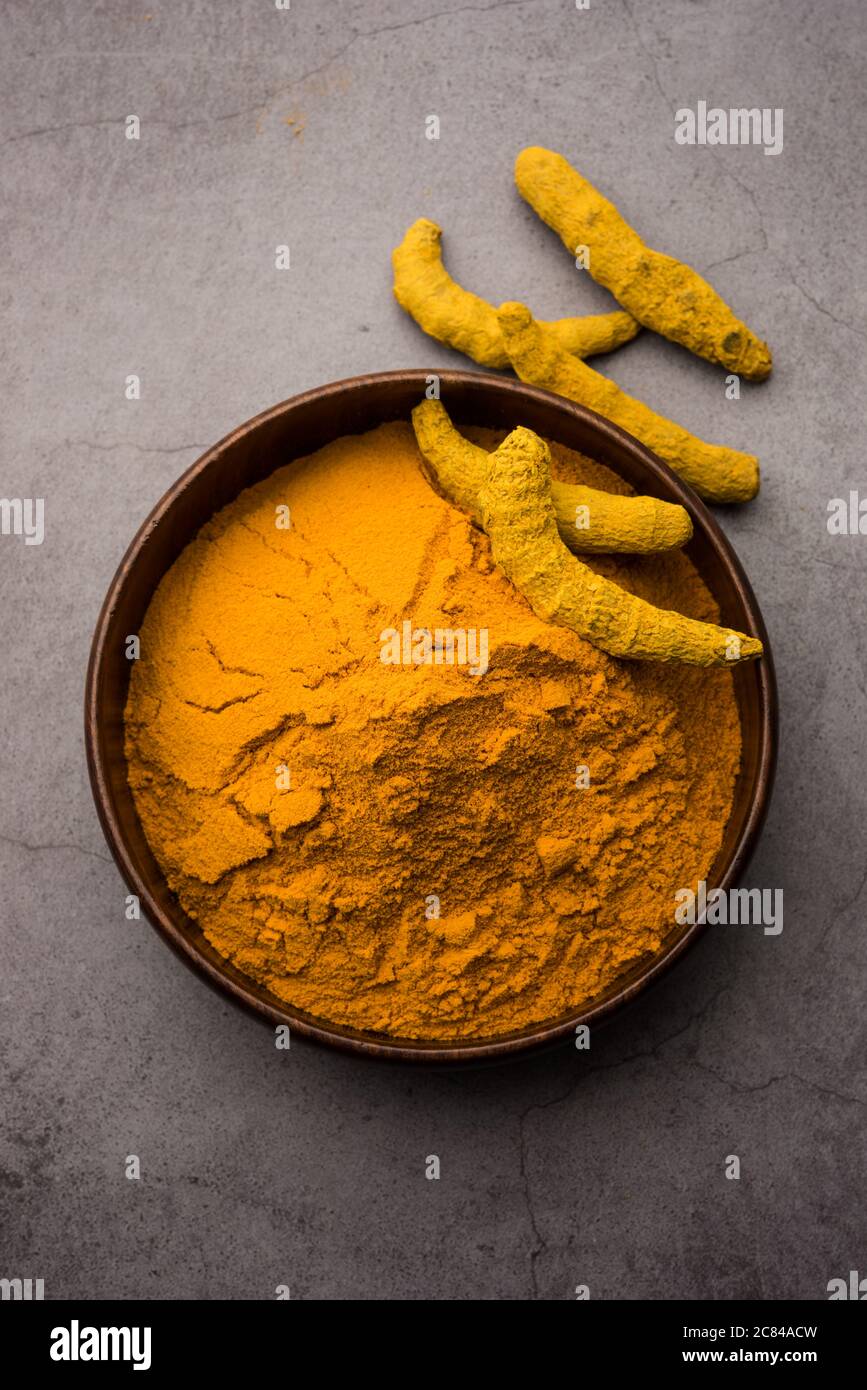 Polvo seco orgánico cúrcuma o Haldi también conocido como curcuma longa linn, enfoque selectivo Foto de stock