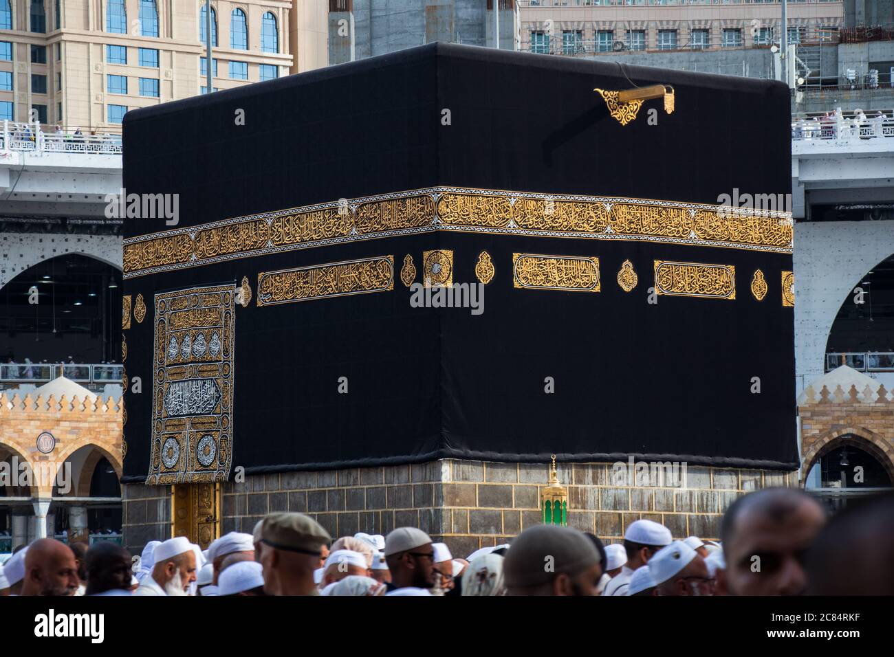 Vista de cerca de la Sagrada Kaaba. Peregrinos musulmanes alrededor de Kaaba. Foto de stock
