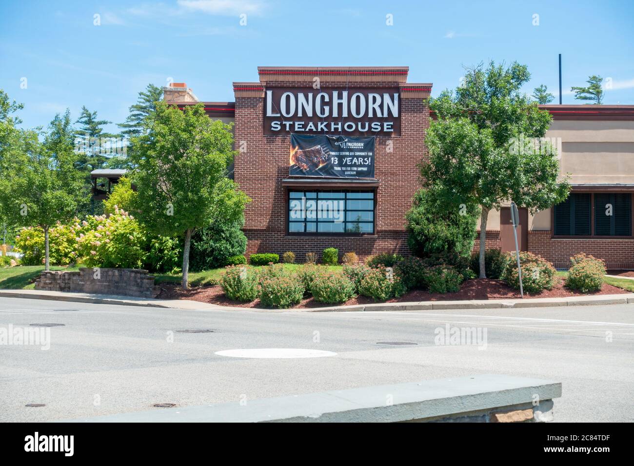 Longhorn Steakhouse restaurante cadena exterior con signo en el edificio de ladrillo, parte de Darden restaurantes, Inc. Foto de stock
