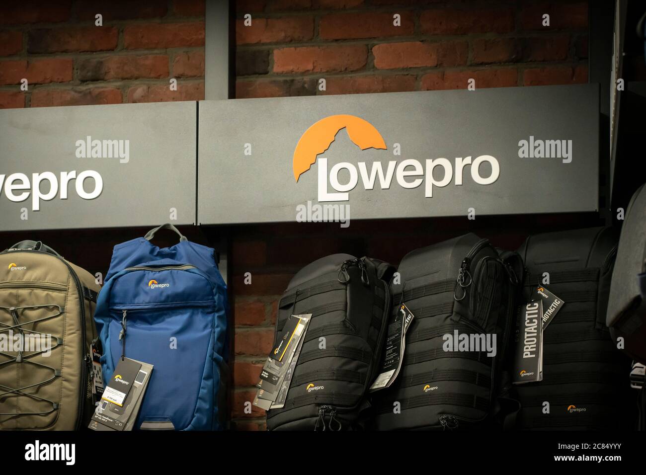 Krasnoyarsk, Rusia, 20 de julio de 2020: Lowepro-logo de la empresa de  accesorios para bolsas y mochilas para fotógrafos y viajeros en la venta wi  Fotografía de stock - Alamy