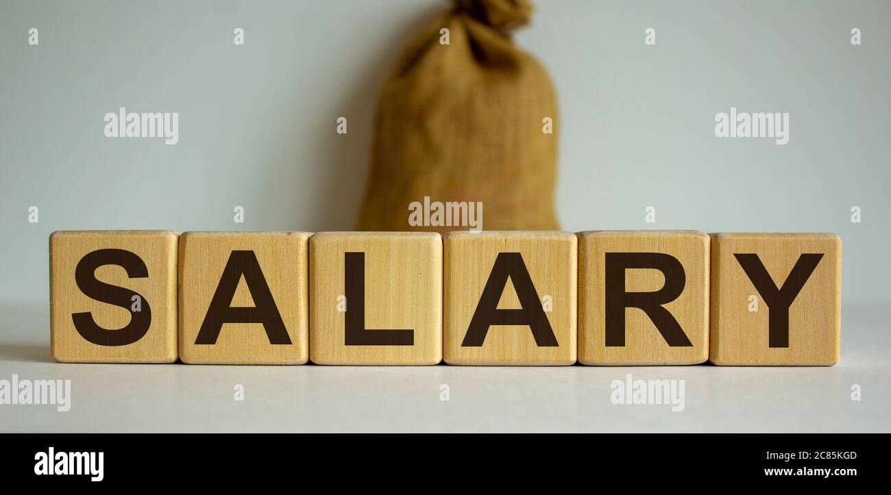 Concepto de palabra 'salary' en cubos sobre un hermoso fondo blanco, gran bolsa de lona. Foto de stock