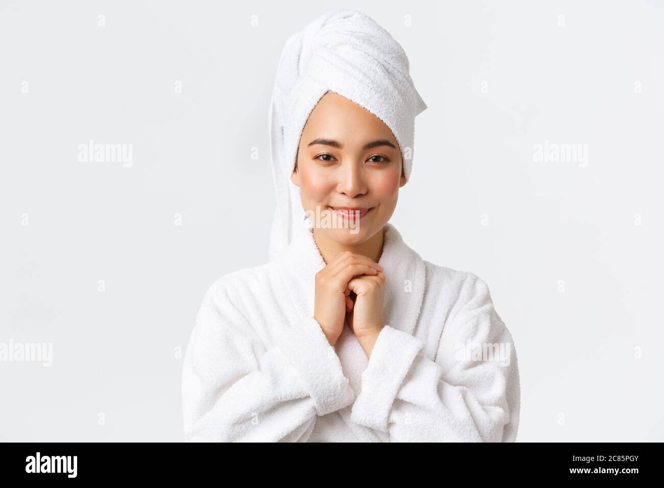Cuidado personal, belleza de las mujeres, concepto de baño y ducha. Tierno  niña asiática atractiva en albornoz y toalla con aspecto de admiración o  placer, sonriendo Fotografía de stock - Alamy