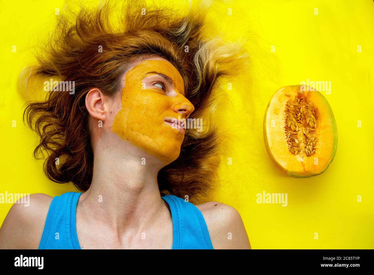 Mascarilla casera de verano con melón almizclero y cúrcuma para exfoliación  facial y desintoxicación Fotografía de stock - Alamy