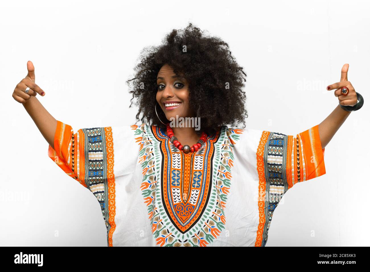 Joven hermosa mujer africana con pelo afro con ropa tradicional Fotografía  de stock - Alamy