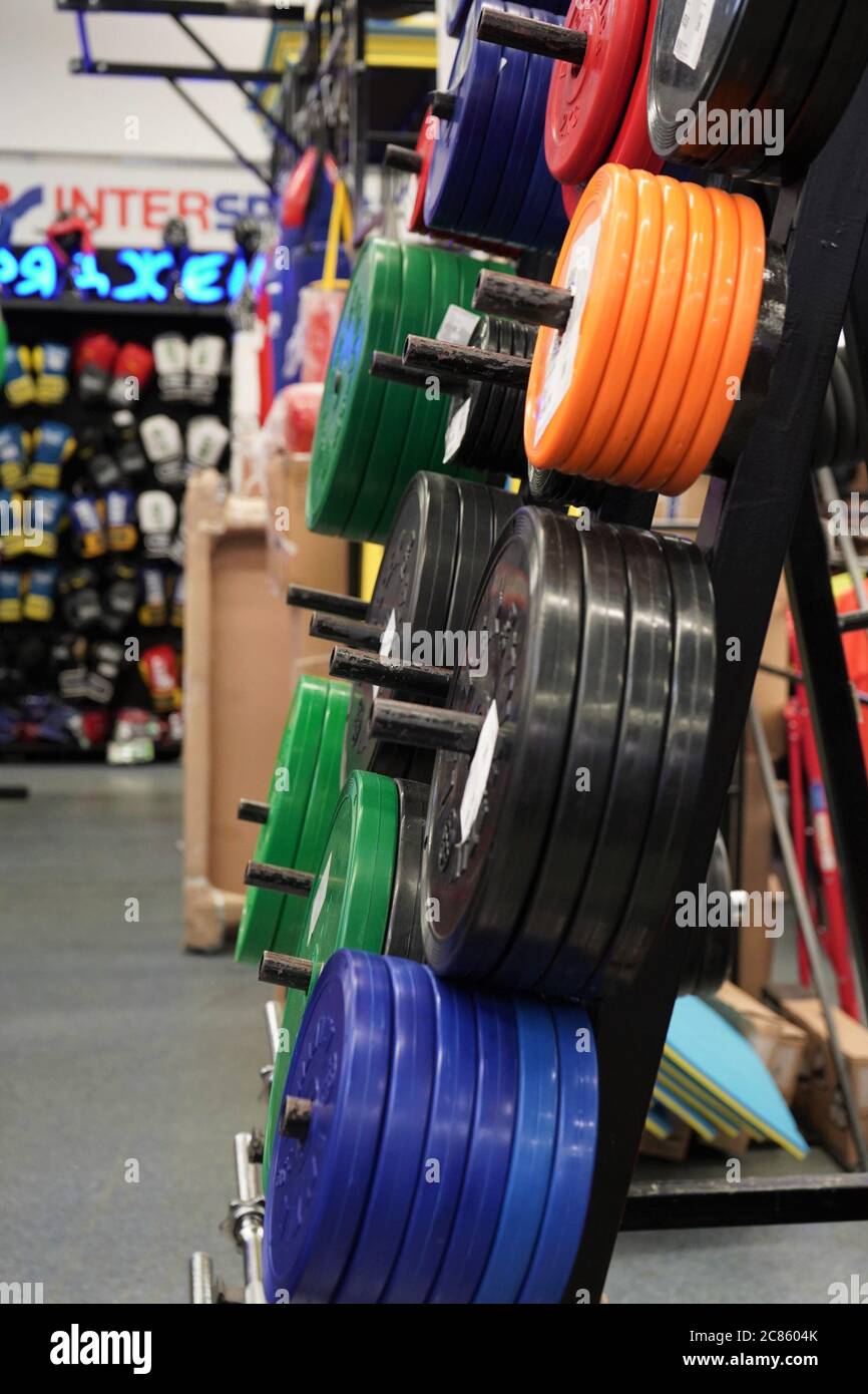 Venta de artículos deportivos en la tienda, platos de peso de  colores.concepto de estilo de vida saludable,entrenamiento deportivo.primer  plano colores placas de campana Fotografía de stock - Alamy