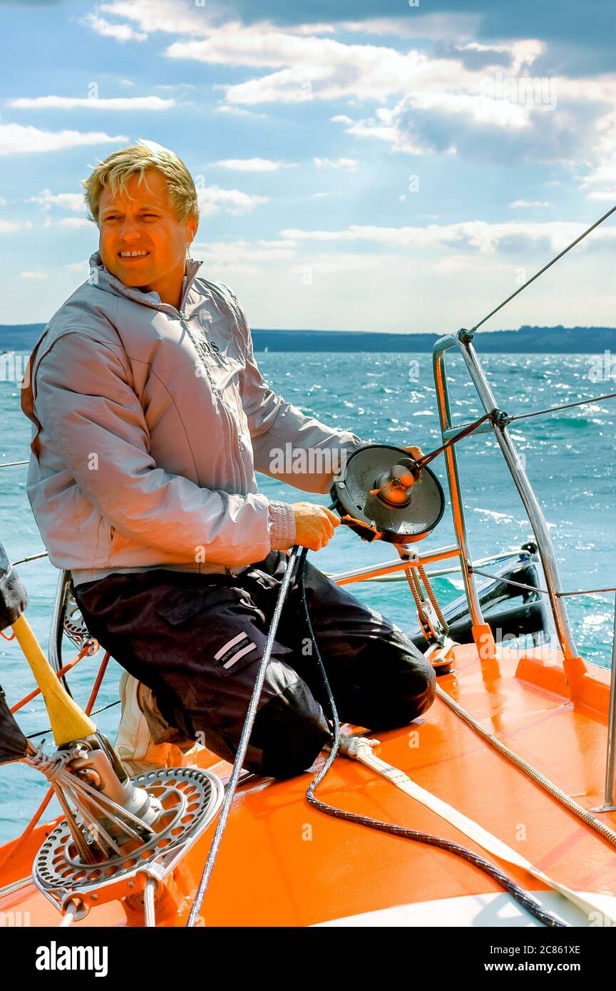 Solent, 6 de agosto de 2006: El marinero Alex Thomson en el yate Hugo Boss Foto de stock