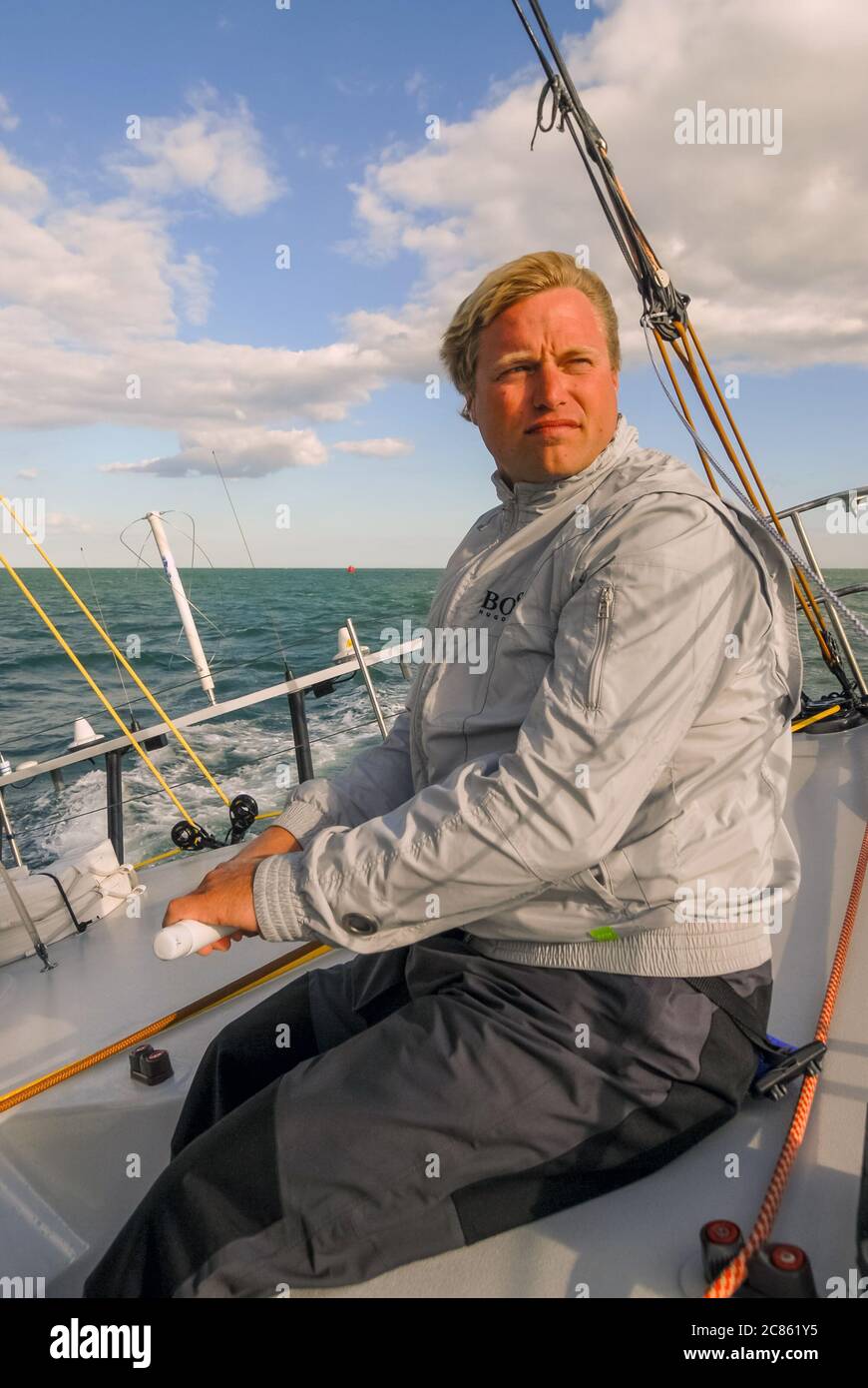 Solent, 6 de agosto de 2006: El marinero Alex Thomson en el yate Hugo Boss Foto de stock