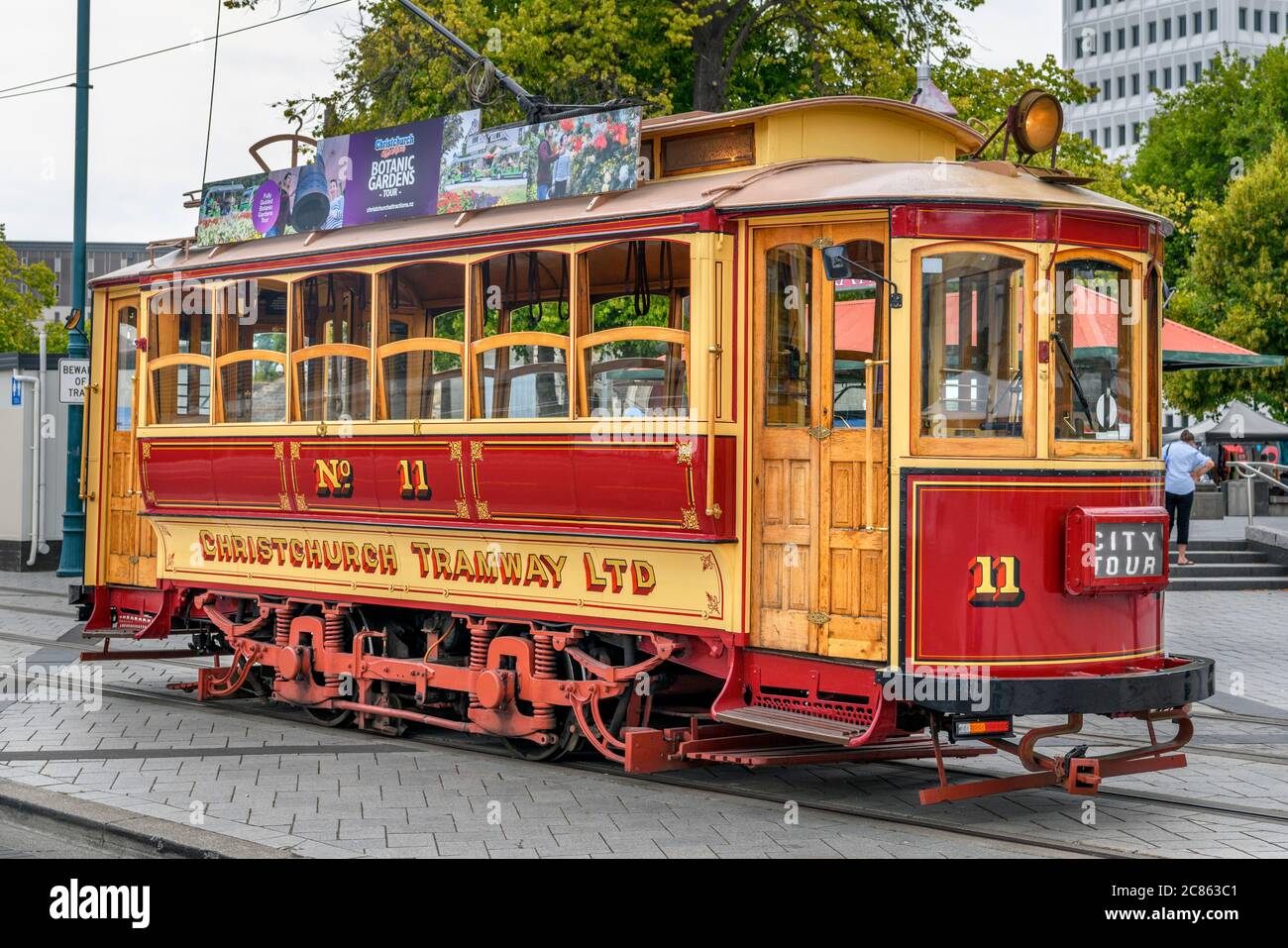 Un tranvía en Christchurch Tramway en Cathedral Square, Christchurch, Nueva Zelanda Foto de stock